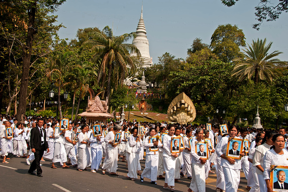 Procession at Wat Phnom_2