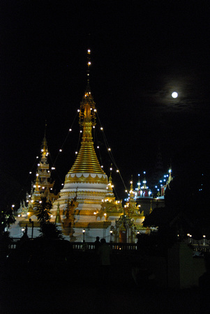 full moon over Wat Jong Klang