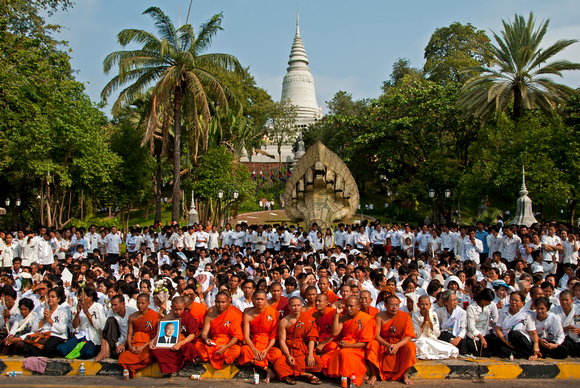 group at Wat Phnom _2