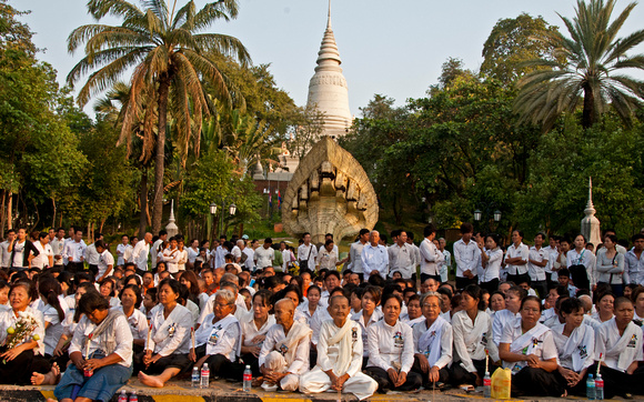 Waiting at Wat Phnom