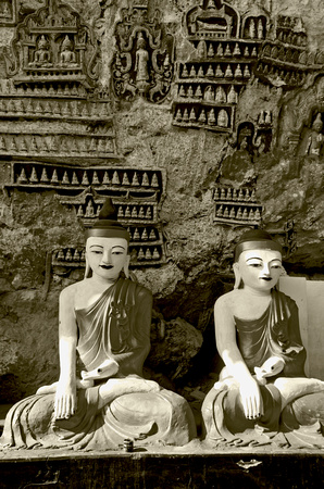 Buddhas at Kawgun Cave