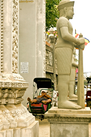 Rickshaw with statues