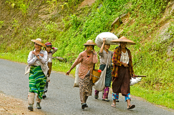 Laborers on the road to Namhsan